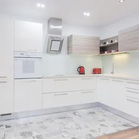 Spacious And Modern Apt, 6 Guests, Station, Self Check-in Sofía